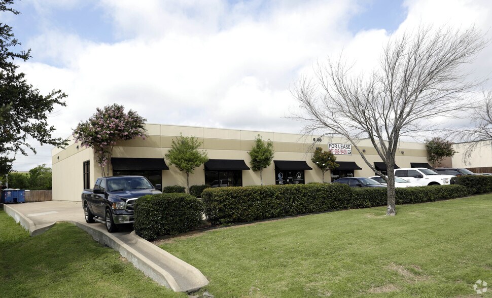 More Photos Of 6100 W Pioneer Pky, Arlington Flex For Sale