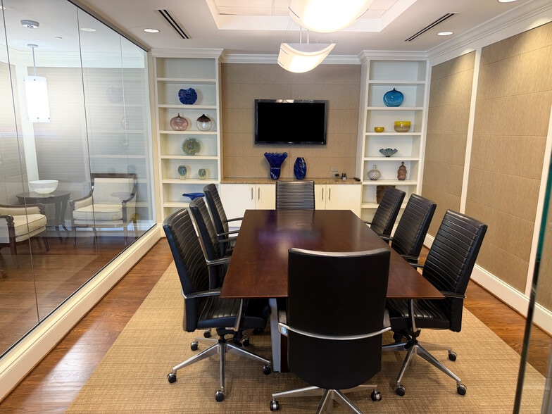 More Photos Of 516 N Tryon St, Charlotte Office For Sale