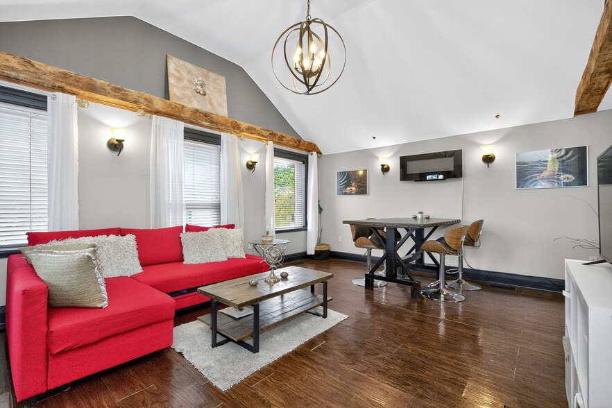 More Photos Of 49 Mary St, Barrie Restaurant For Sale