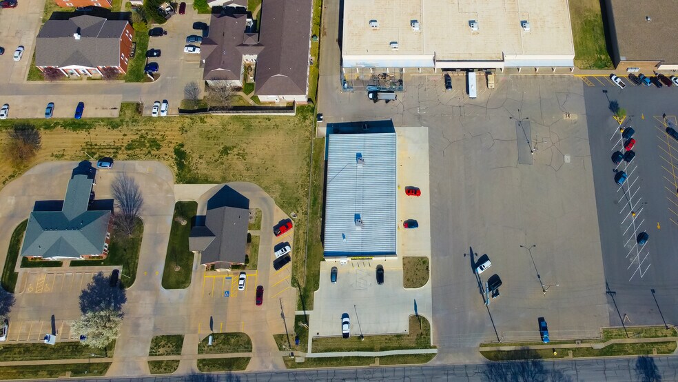 More Photos Of 1612 N Ohio St, Augusta Freestanding For Sale