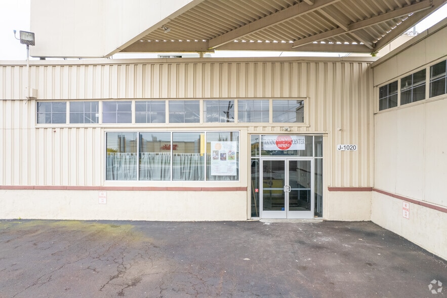 More Photos Of 122 Mill Rd, Oaks Warehouse For Lease