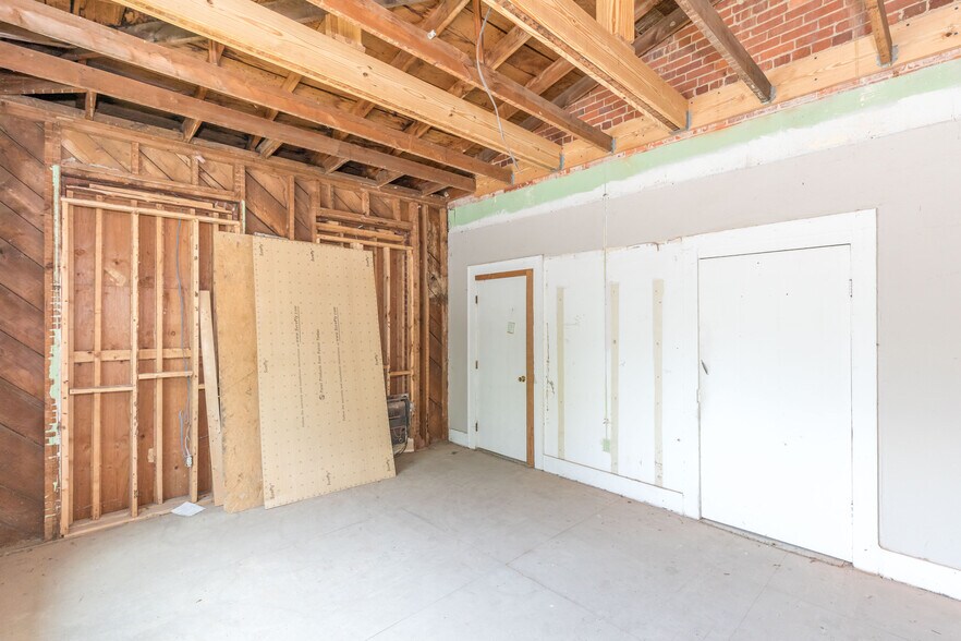 More Photos Of 1340 W Main St, Wytheville Loft Creative Space For Sale