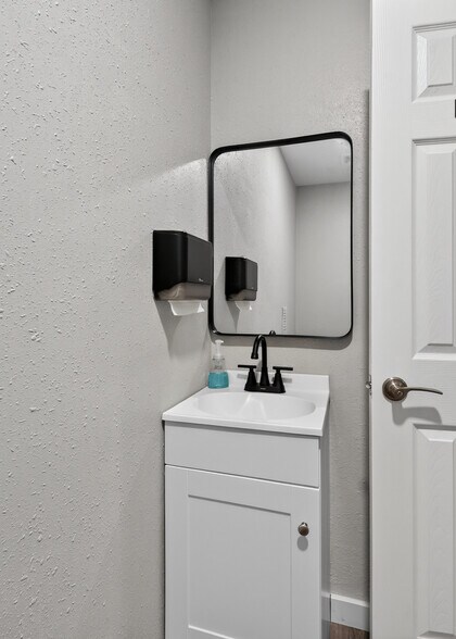 More Photos Of 109 Jasper Dr, Marshall Office For Sale