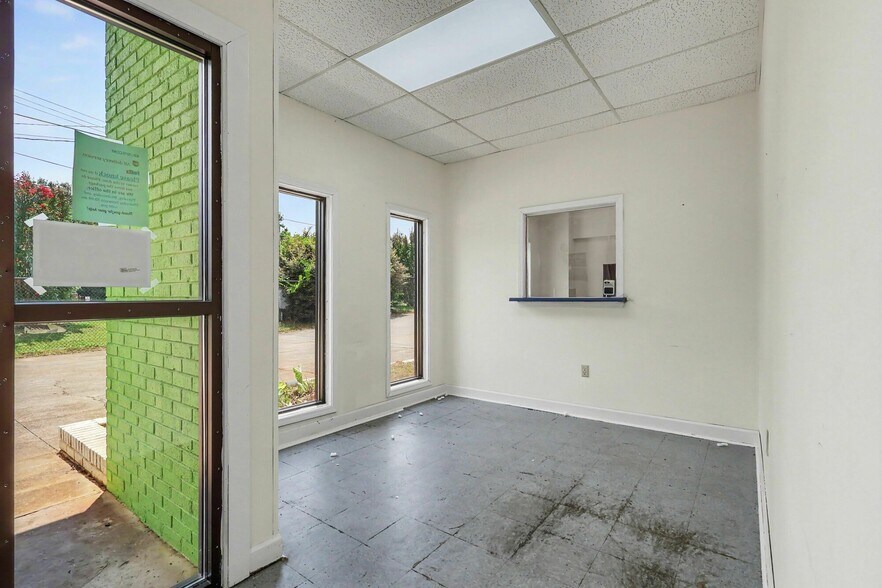 More Photos Of 1445 Cleveland Ave, East Point Showroom For Sale