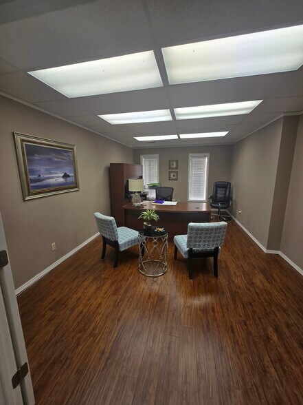 More Photos Of 214 Elm Pl, Broken Arrow Office For Sale