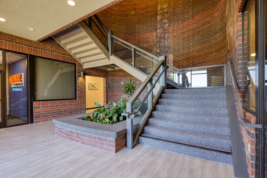 More Photos Of 3775 N Freeway Blvd, Sacramento Office For Lease