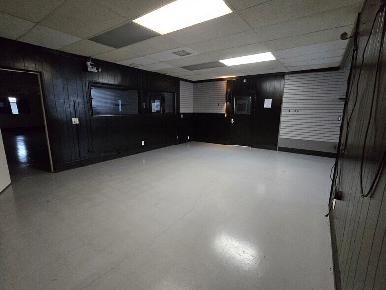 More Photos Of 2201 N Hollywood Way, Burbank Showroom For Lease
