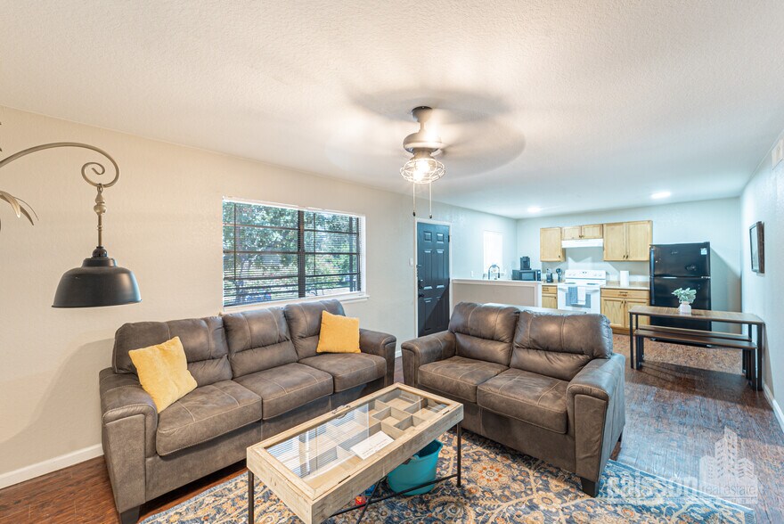 More Photos Of 327 E Locust St, San Antonio Apartments For Sale