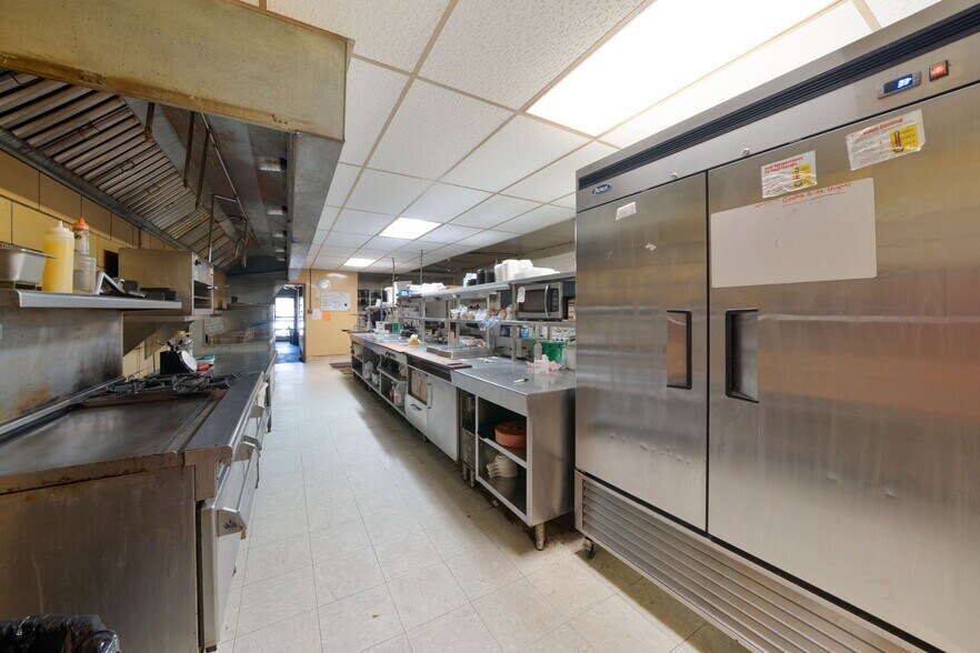 More Photos Of 18089 W State St, Vandalia General Retail For Sale