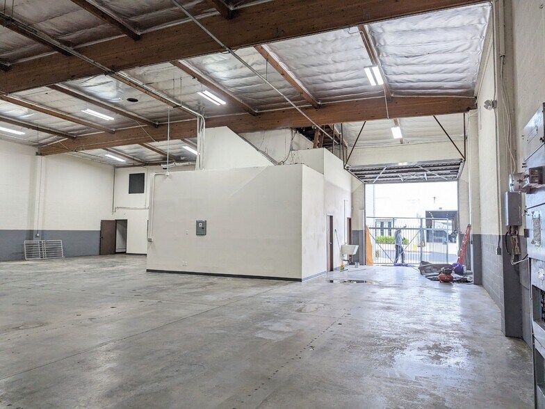 More Photos Of 10880 Thienes Ave, South El Monte Warehouse For Lease