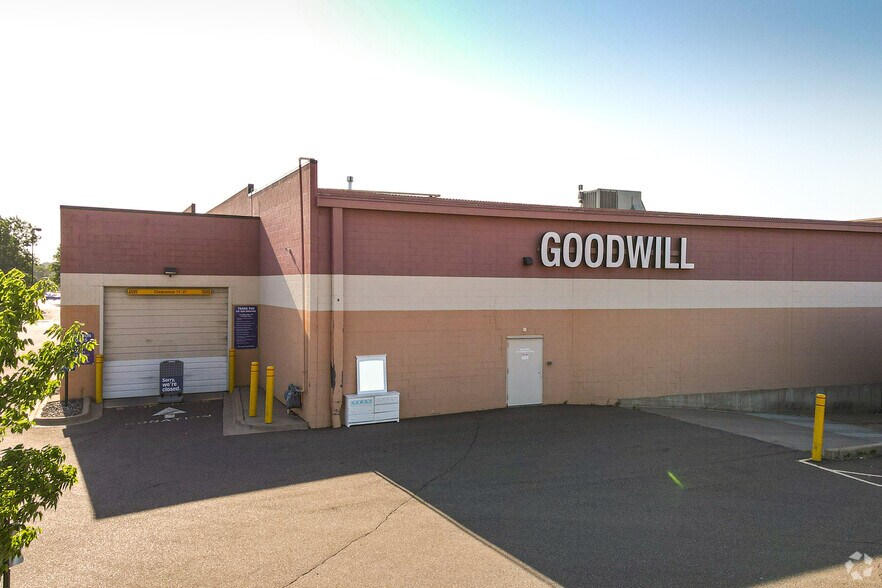 More Photos Of 5660 NE Main St, Fridley Freestanding For Lease