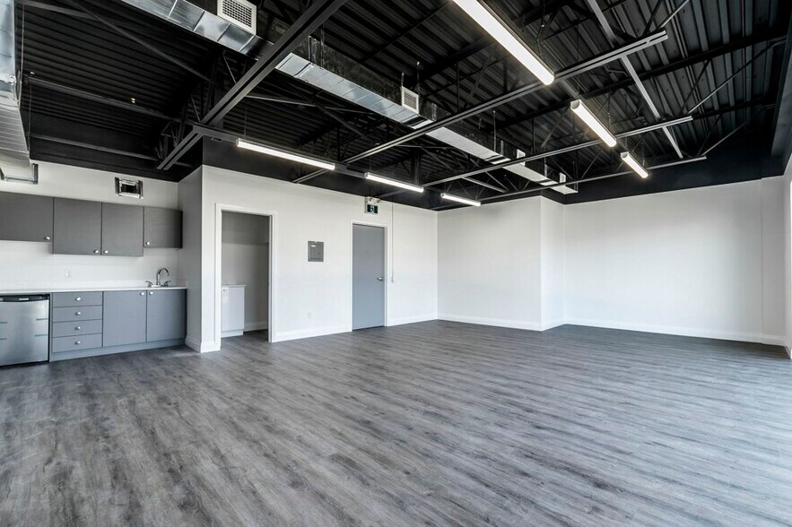 More Photos Of 587 Hanlon Creek Blvd, Guelph Showroom For Lease