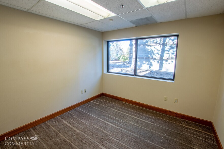 More Photos Of 2747 SW 6th St, Redmond Office For Lease
