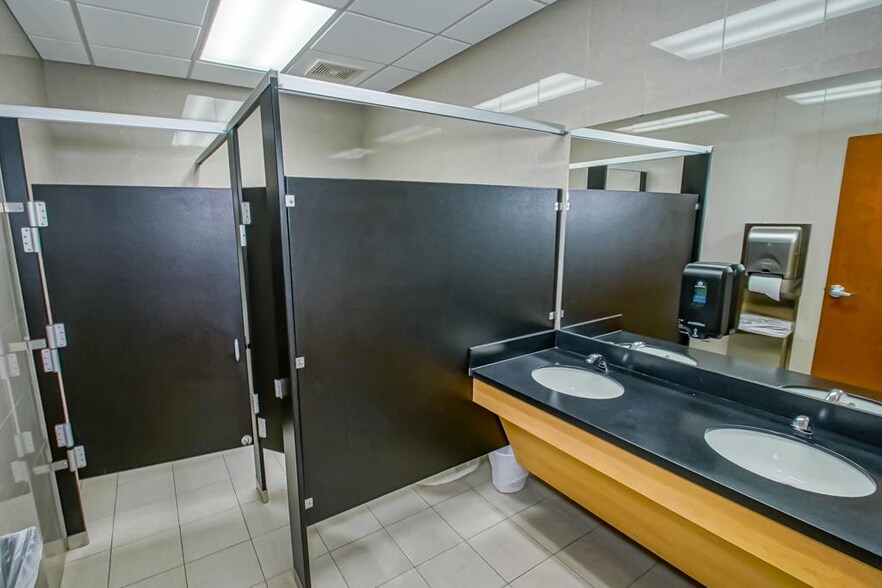 More Photos Of 805 Robin St/ 406 Airline Hwy, La Place Office For Sale