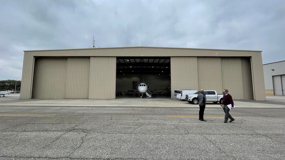 More Photos Of 3501 N Lakewood Blvd, Long Beach Airplane Hangar For Lease