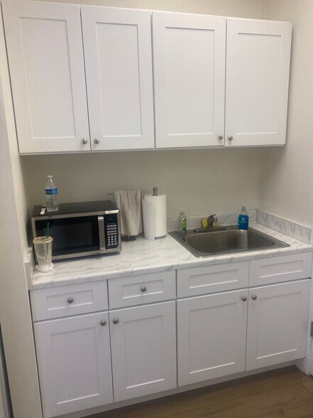 More Photos Of 3023 Eastland Blvd, Clearwater Coworking Space