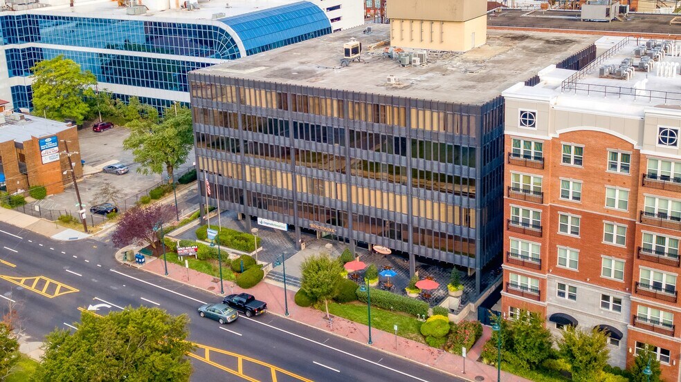 More Photos Of 170 Old Country Rd, Mineola Office For Lease