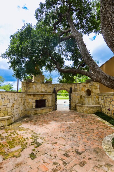 More Photos Of 302 S Main St, Boerne Land For Sale