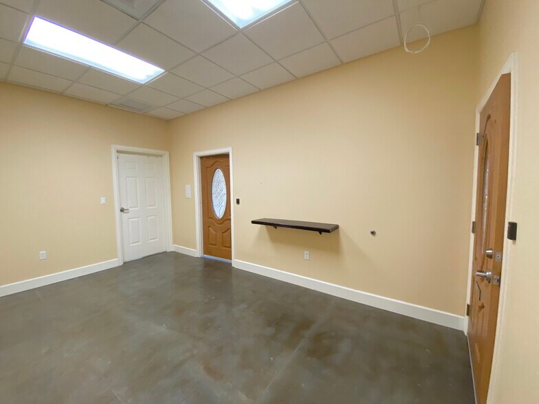More Photos Of 2050 N 62nd Ave, Saint Petersburg Office For Lease
