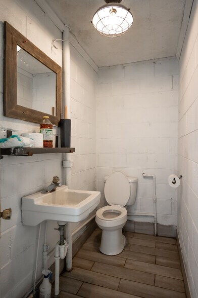 More Photos Of 577 Main st, Lexington Flex For Sale