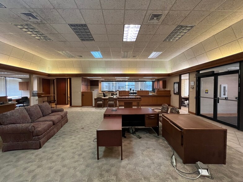 More Photos Of 624 30th ave, Hutchinson Office For Sale