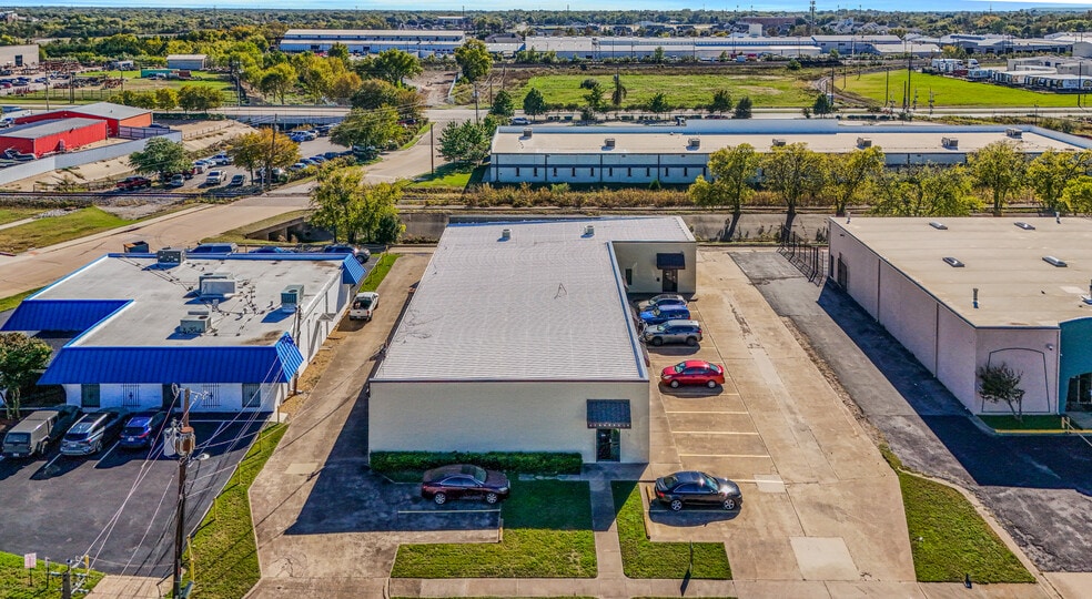 More Photos Of 8358 Moberly Ln, Dallas Light Distribution For Lease