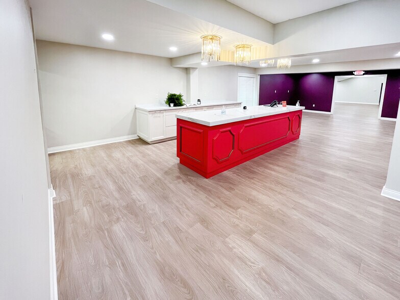 More Photos Of 10388 In-662 W, Newburgh Freestanding For Sale