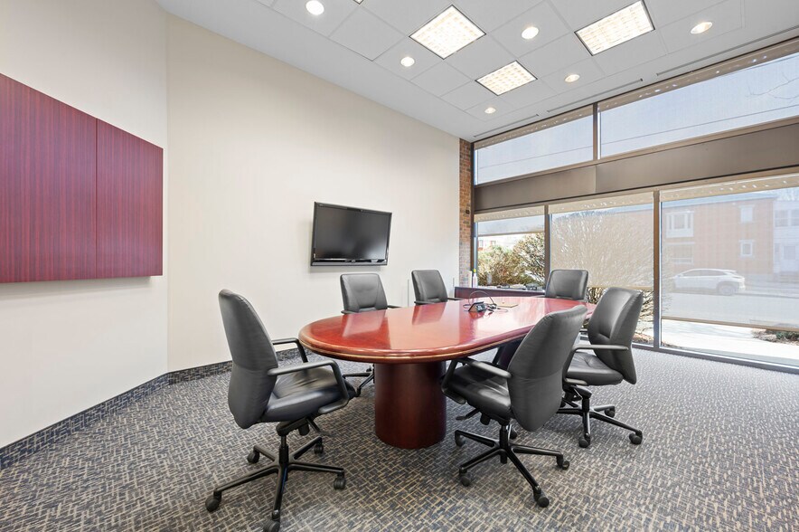 More Photos Of 190 Rue Deragon, Granby Office For Sale