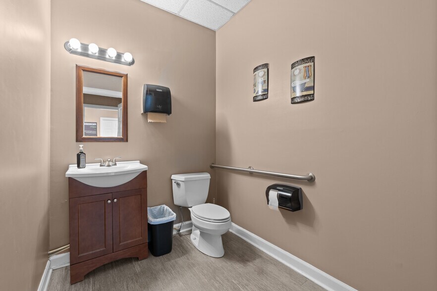 More Photos Of 824 S Dekalb St, Shelby Medical For Sale