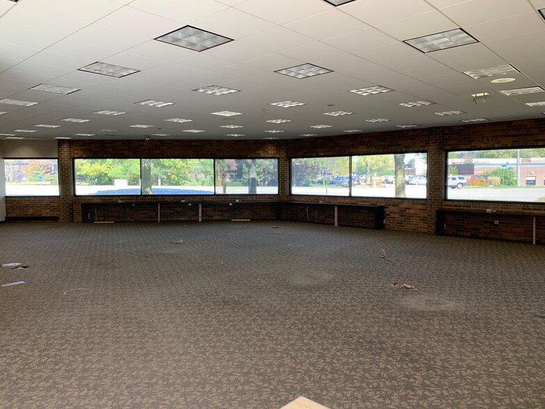 More Photos Of 1355 W Dundee Rd, Buffalo Grove Bank For Lease