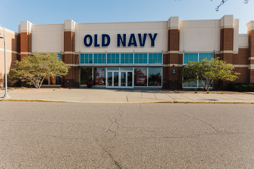 More Photos Of 12921 Riverdale Dr, Coon Rapids Unknown For Lease