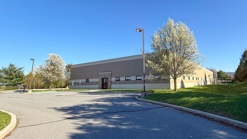More Photos Of 7448 Industrial Park Way, Macungie Research And Development For Lease