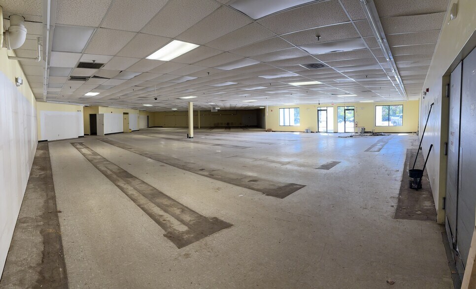 More Photos Of 108 Fisherville Rd, Concord Storefront For Lease