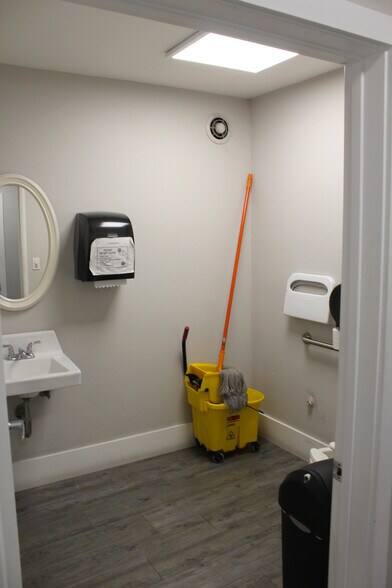 More Photos Of 6944 Reseda Blvd, Reseda Freestanding For Lease