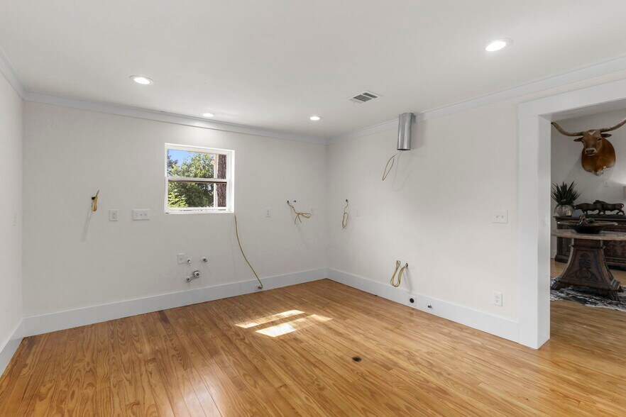 More Photos Of 824 High St, Comfort Winery Vineyard For Sale
