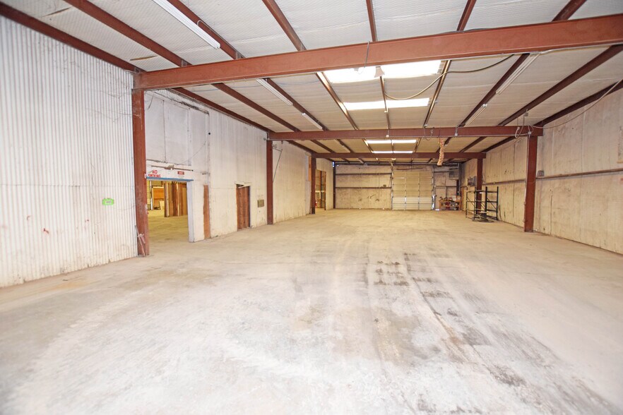 More Photos Of 302 Industrial Ave, Odessa Warehouse For Sale
