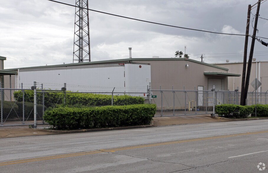 More Photos Of 206 N Shaver St, Pasadena Manufacturing For Lease