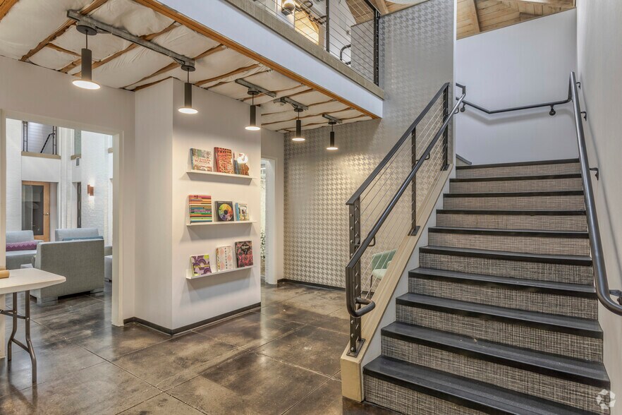 More Photos Of 11117 Shady Trl, Dallas Office For Sale