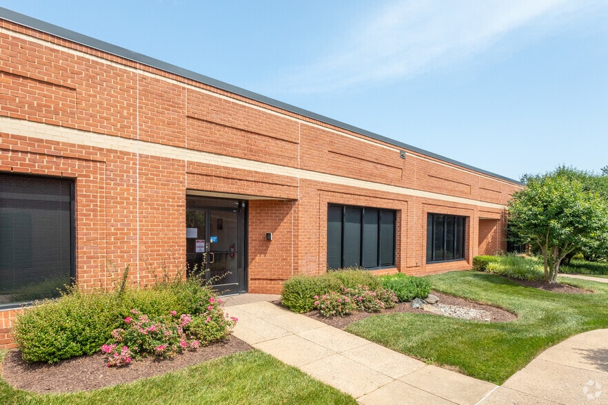 More Photos Of 46010 Manekin Plz, Dulles Town Center Office For Lease