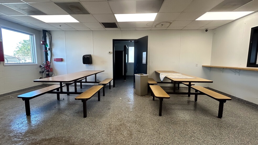 More Photos Of 9801 Palm River Rd, Tampa Truck Terminal For Lease