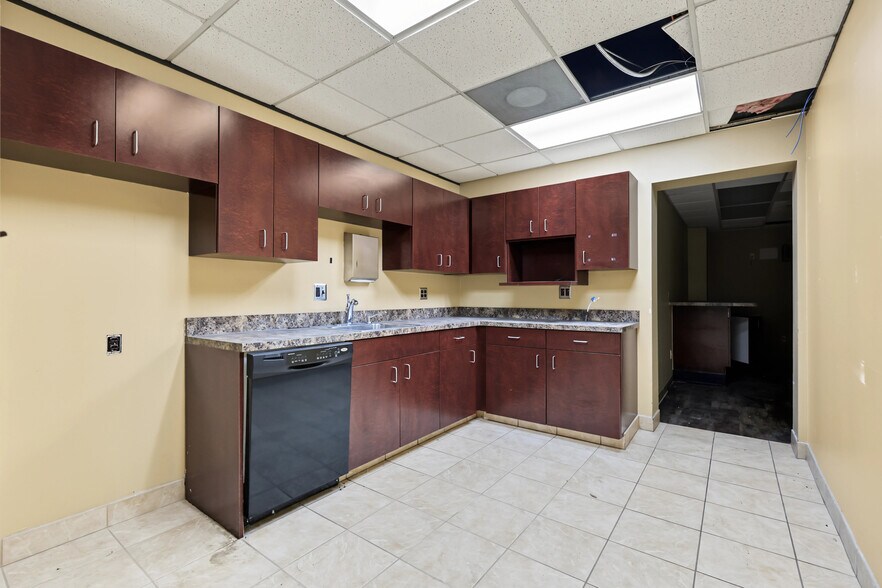 More Photos Of 15201 Mercantile Dr, Dearborn Light Manufacturing For Sale