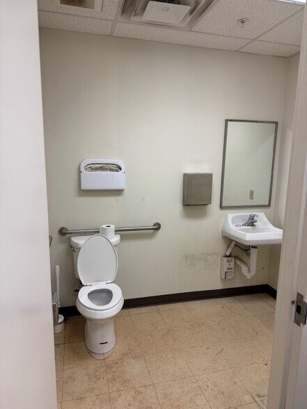 More Photos Of 34 Industrial Blvd, New Castle Distribution For Lease