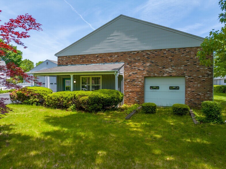 More Photos Of 192 Oak St, Glastonbury Showroom For Lease