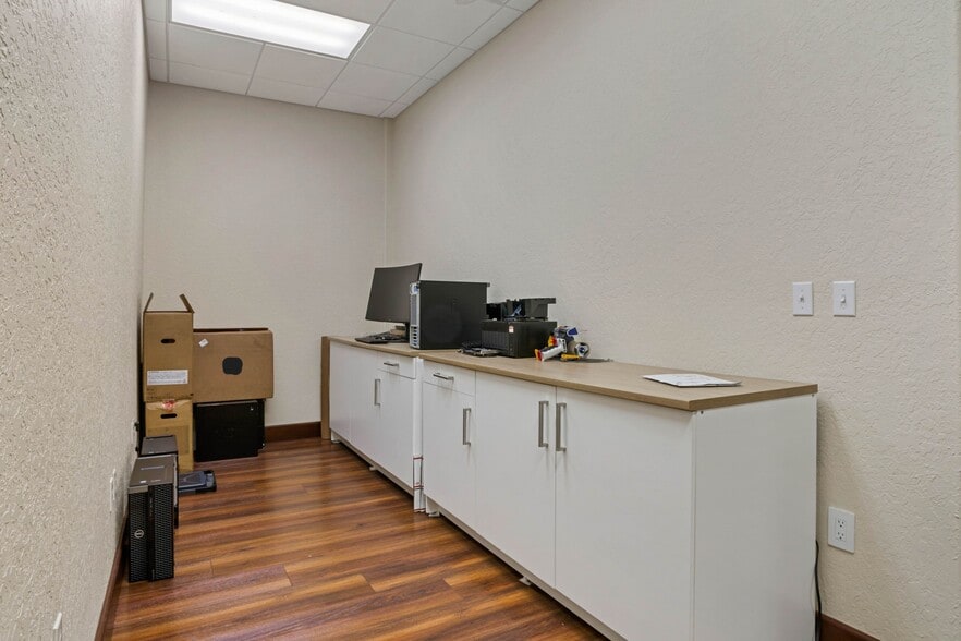 More Photos Of 8810 Commodity Cir, Orlando Showroom For Lease