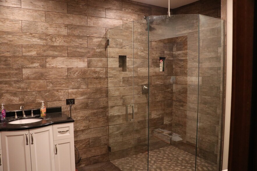 More Photos Of 6704 Pingree Rd, Crystal Lake Manufacturing For Lease