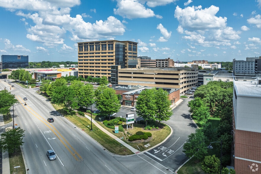 More Photos Of 9500-9520 W Higgins Rd, Rosemont Restaurant For Lease