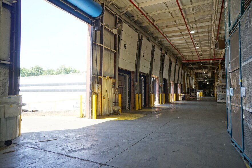 More Photos Of 850 Industrial Rd, Madisonville Manufacturing For Lease