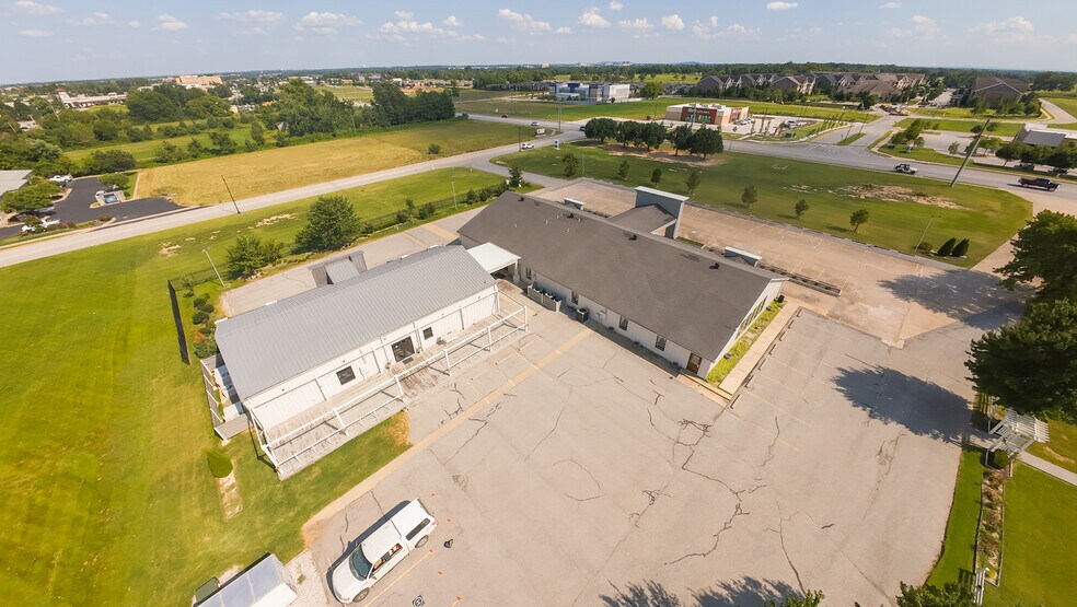 More Photos Of 404 SW Regional Airport Blvd, Bentonville General Retail For Lease