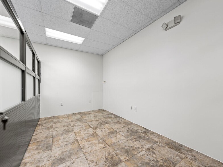 More Photos Of 10900 NW 21st St, Miami Warehouse For Sale