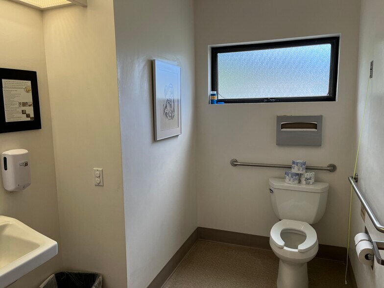 More Photos Of 134 Puuhonu Way, Hilo Medical For Lease
